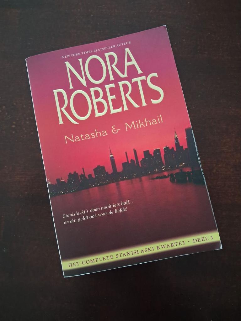 Nora Roberts - Natasha & Mikhail 2 in 1, Boeken, Ophalen of Verzenden, Gelezen