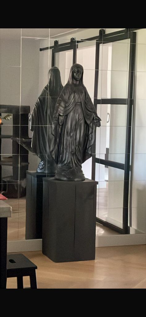 Clayre & Eef Maria beeld op sokkel van gips, Ophalen, Zo goed als nieuw