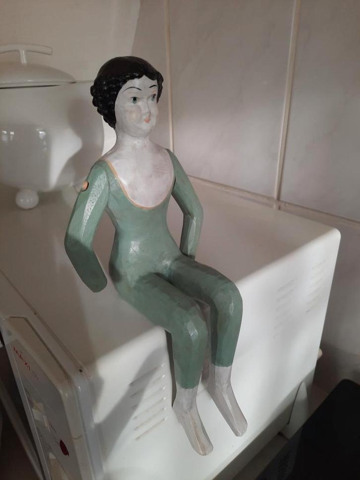 Vintage Houten Beeldje Zittende Vrouw - Handgeschilderd, Antiek en Kunst, Kunst | Beelden en Houtsnijwerken, Ophalen of Verzenden