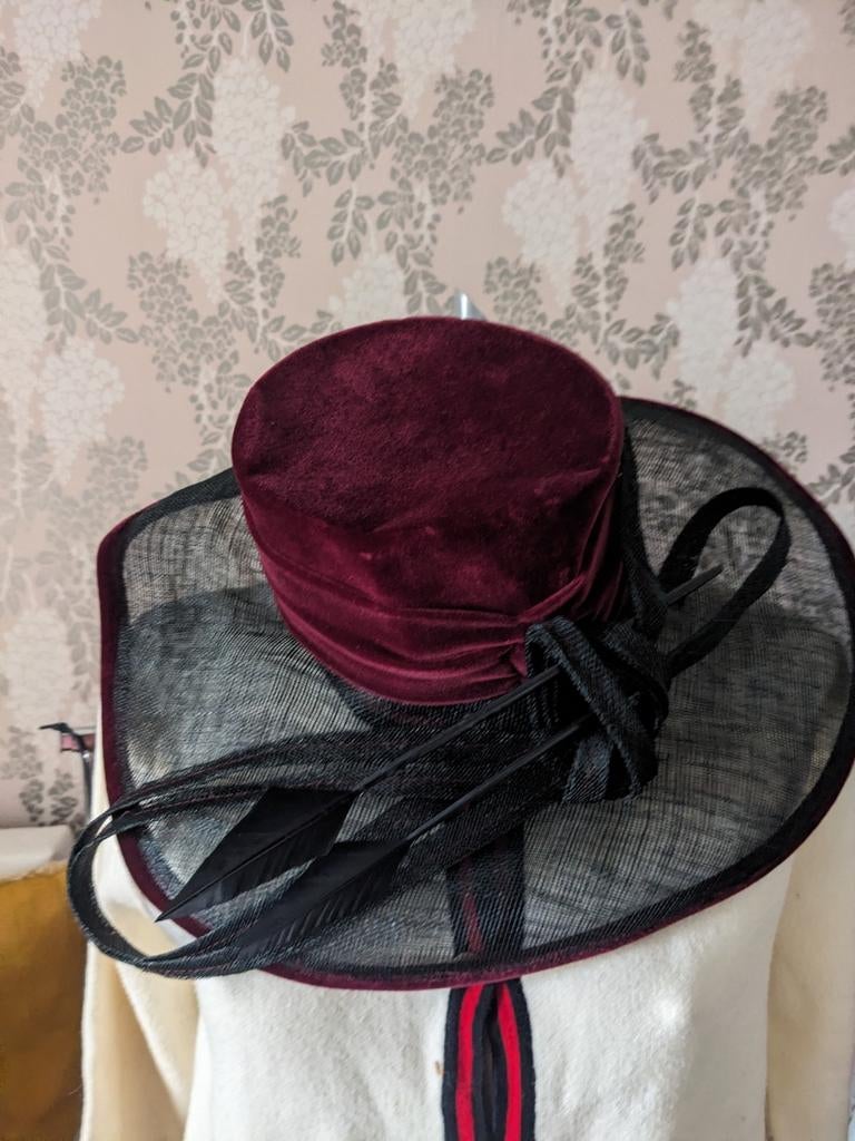 Prachtige bordeaux rode fluwelen hoed met tule rand., Hoed, Ophalen of Verzenden, 58 cm (L, 7¼ inch) of meer, Onbekend