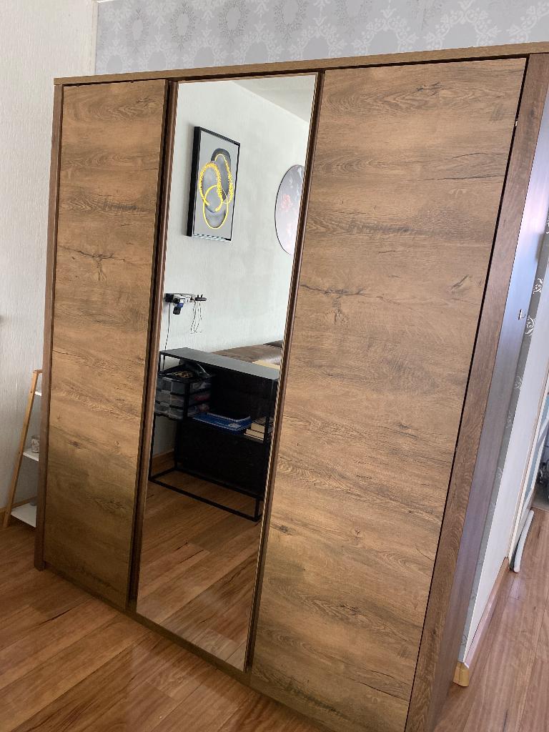 Wardrobe 3 Door with mirror (Jysk), Ophalen, Met deur(en), Wooden wardrobe with mirror, 150 tot 200 cm