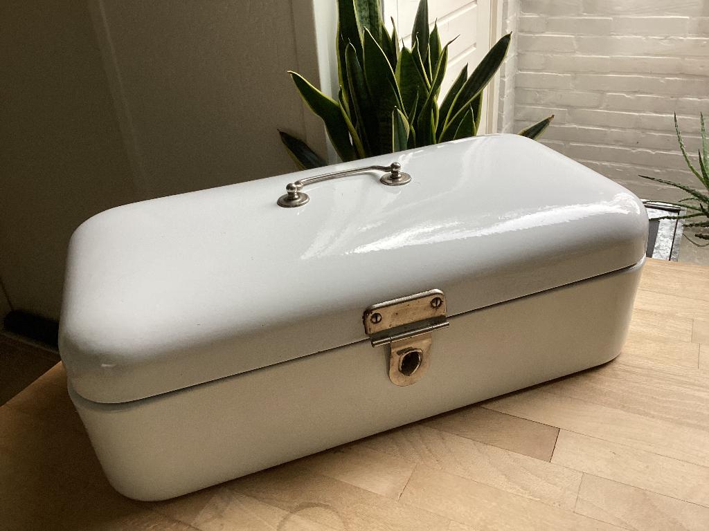 Grote witte emaille broodtrommel vintage retro met sluiting, Antiek en Kunst, Antiek | Emaille, Ophalen of Verzenden