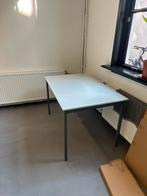 Eenvoudige witte tafel met metalen onderstel, Huis en Inrichting, Tafels | Eettafels, Ophalen, Kunststof, Gebruikt, 100 tot 150 cm