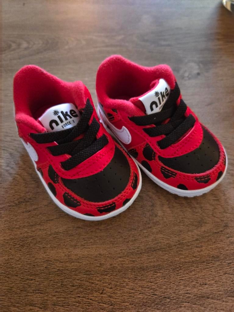 Nike Air Force 1 Ladybug baby schoenen schoentjes maat 17, Kinderen en Baby's, Babykleding | Schoentjes en Sokjes, Schoentjes