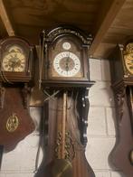 Antieke staande klok met gedetailleerde wijzerplaat, Ophalen of Verzenden