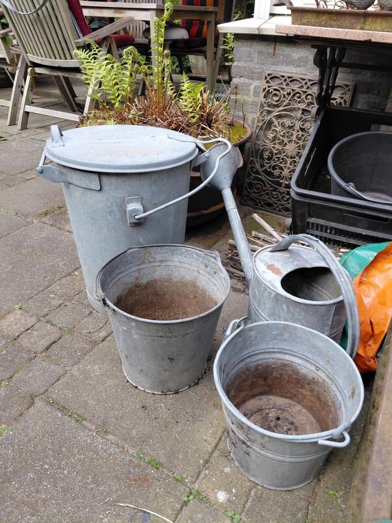 Vintage zinken set: afvalbak, gieter en emmers, Antiek en Kunst, Ophalen of Verzenden