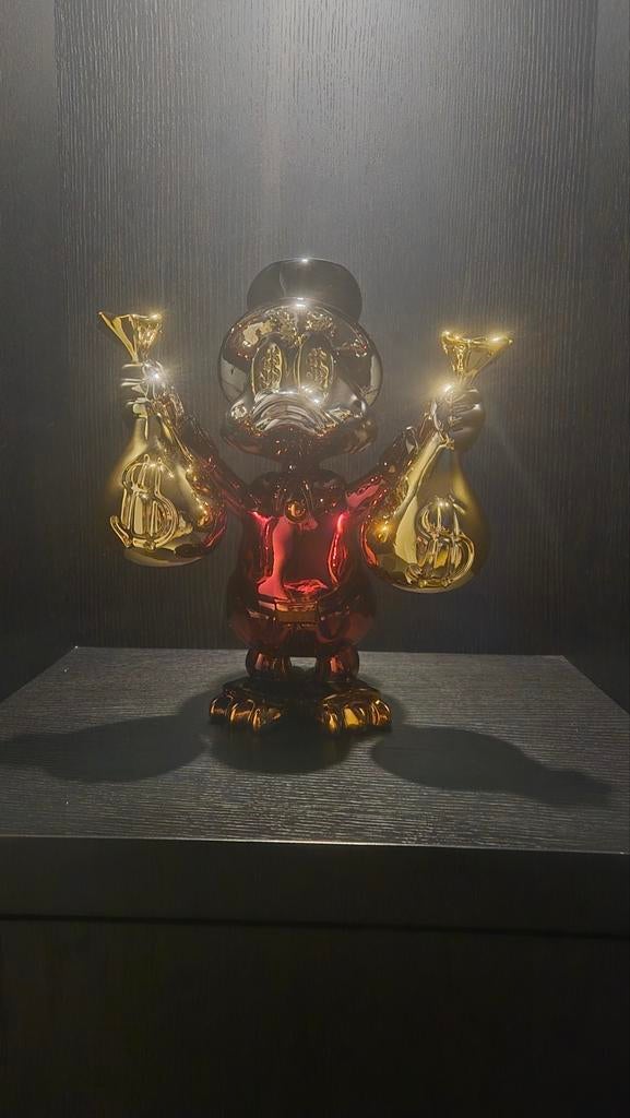Dagobert Duck Pop Art Beeld - Rood/Goud Glanzend, Overige onderwerpen, Kunststof, Ophalen of Verzenden, 20 - 50 cm