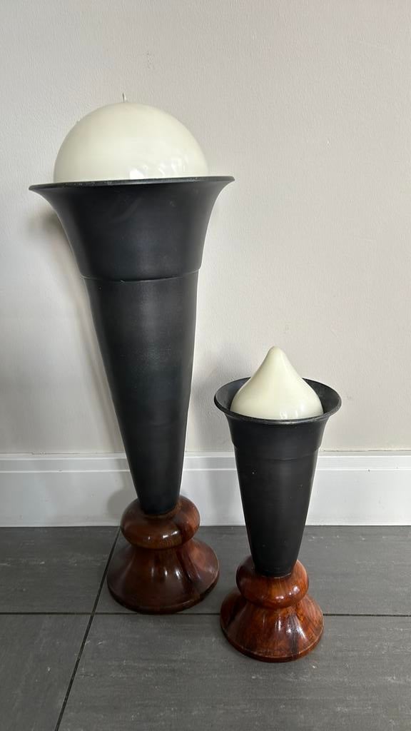 2 metalen vazen op massief houten voet, Ophalen, Overige materialen, Overige kleuren, Zo goed als nieuw