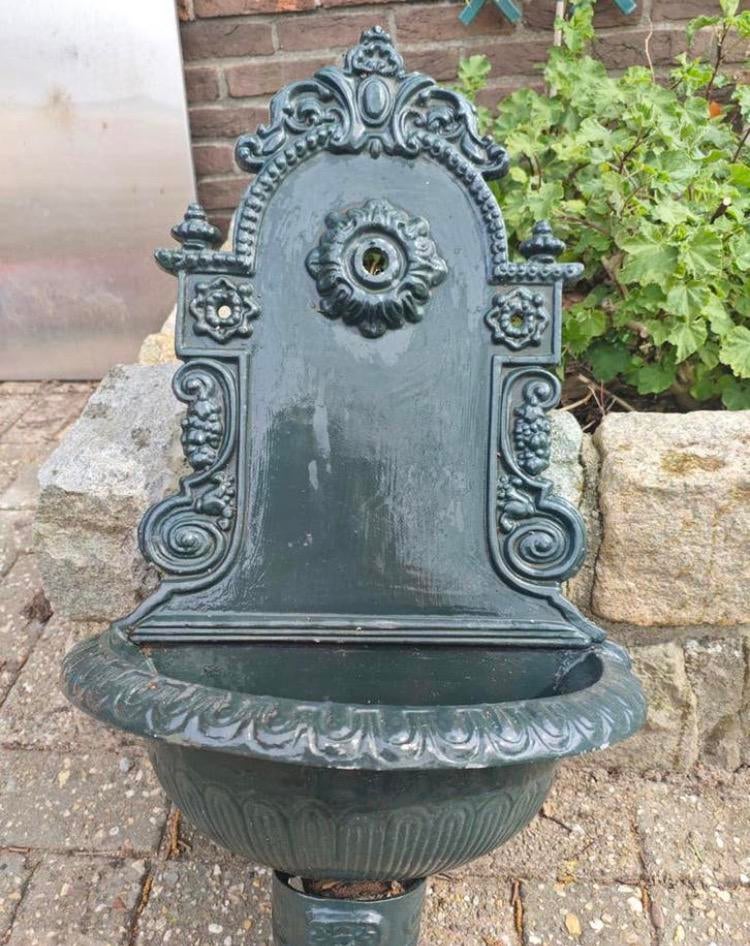 Vintage muurfontein/ wasbak buiten kraan, Ophalen of Verzenden, Zo goed als nieuw, Gietijzer