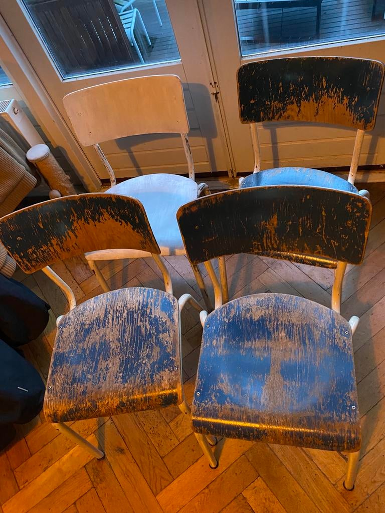 Oude schoolstoelen, Ophalen