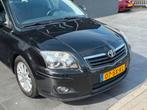 Toyota Avensis 1.8 VVTi Luna|1e eig|NAP|Trekhaak|Airco|APK, Auto's, Voorwielaandrijving, Huisgarantie, 4 cilinders, Zwart