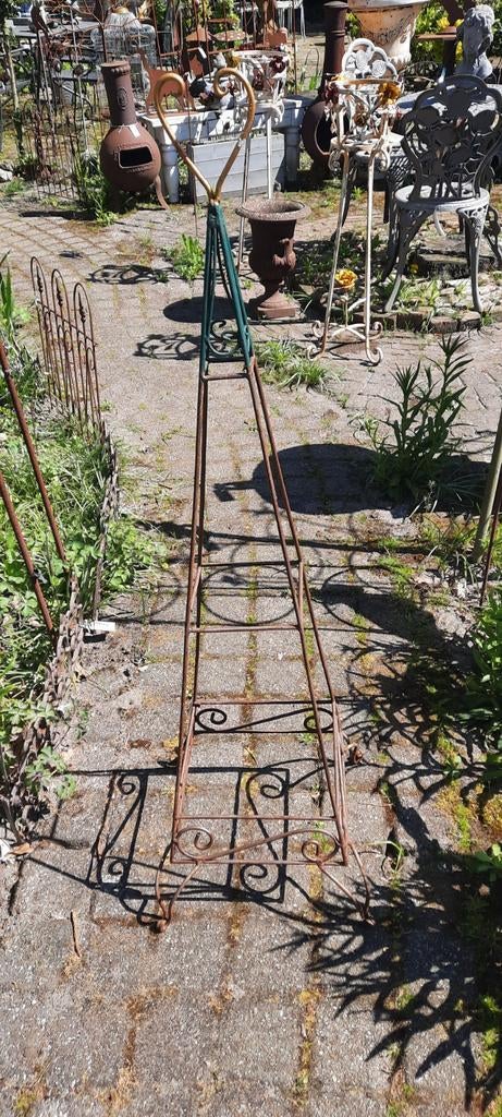 Metalen plantenstandaard/obelisk voor tuin, Ophalen of Verzenden, Gebruikt, Metaal, Overige typen