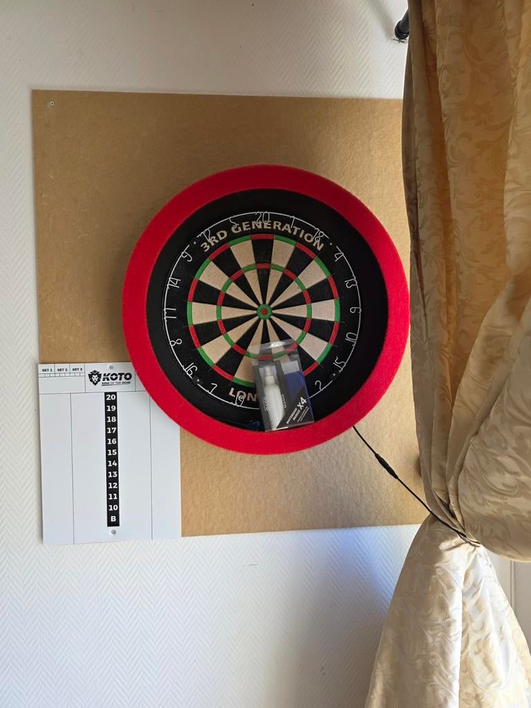 Dartbord met ringverlichting en scorebord, Ophalen, Gebruikt, Dartbord met pijlen