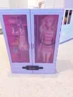 Barbie omkleedkast met kleding, schoenen en accessoires, Ophalen, Gebruikt, Barbie