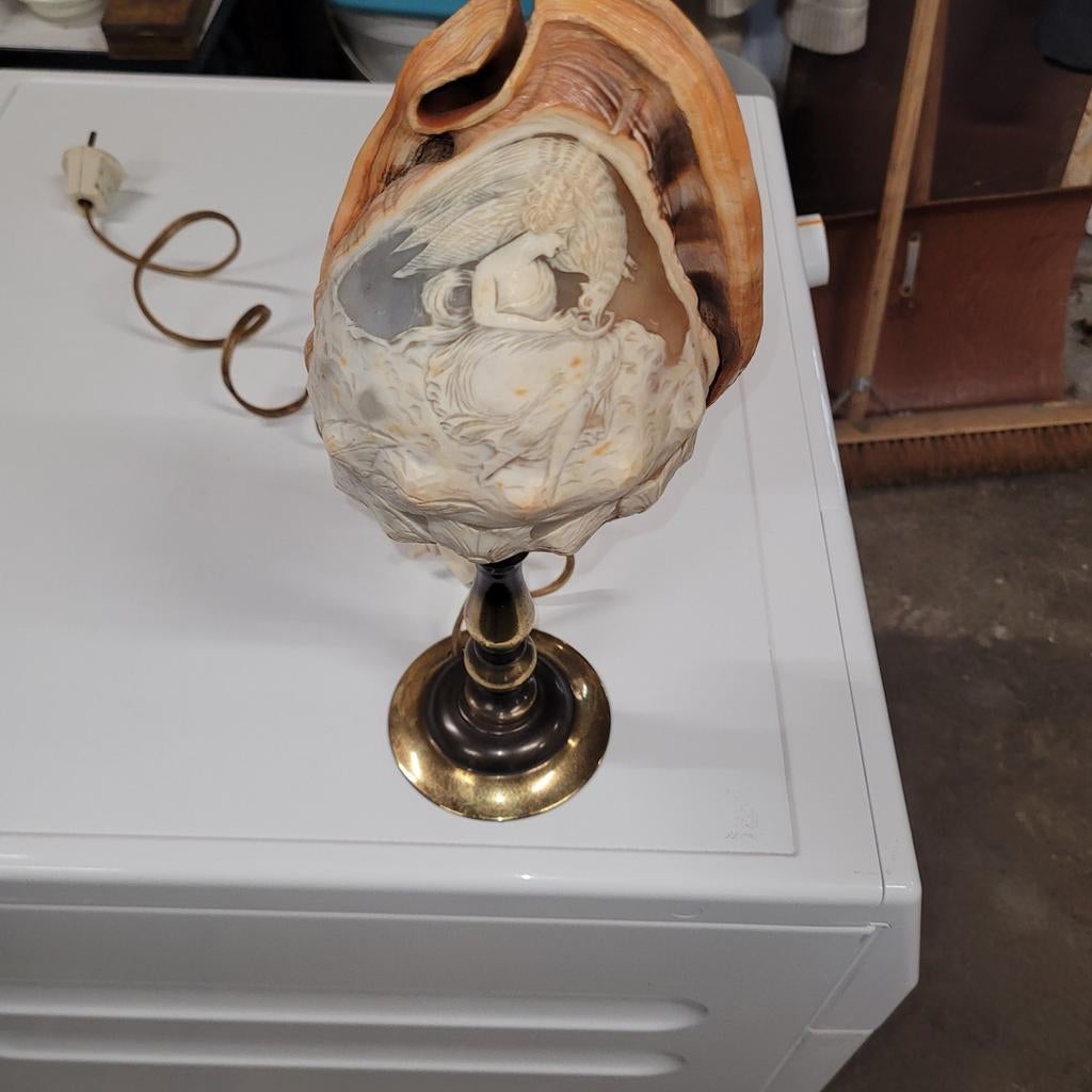 Antieke handgesneden camee schelp lamp met messing voet, Antiek en Kunst, Ophalen of Verzenden