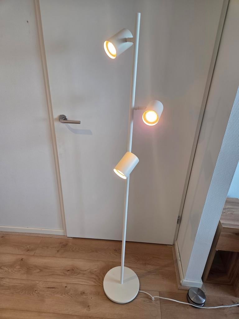 IKEA NYMÅNE staande lamp / floor lamp 3 spots – €39, Ophalen, Modern, Industrieel, Zo goed als nieuw, Metaal