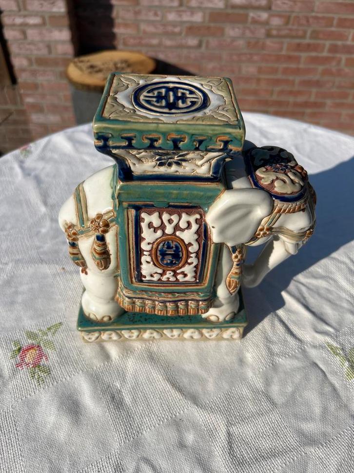 Decoratieve keramische olifant met standaard, Antiek en Kunst, Antiek | Keramiek en Aardewerk, Ophalen of Verzenden