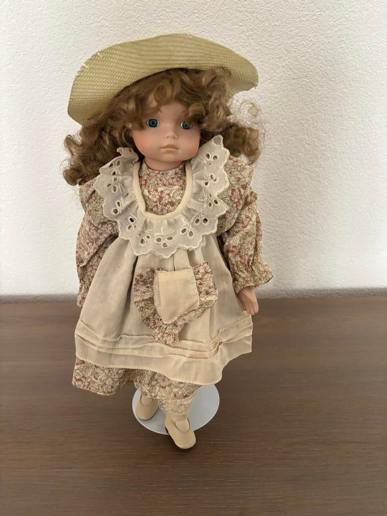 Pop met strooien hoed en bloemenjurk, Ophalen of Verzenden, Gebruikt, Pop