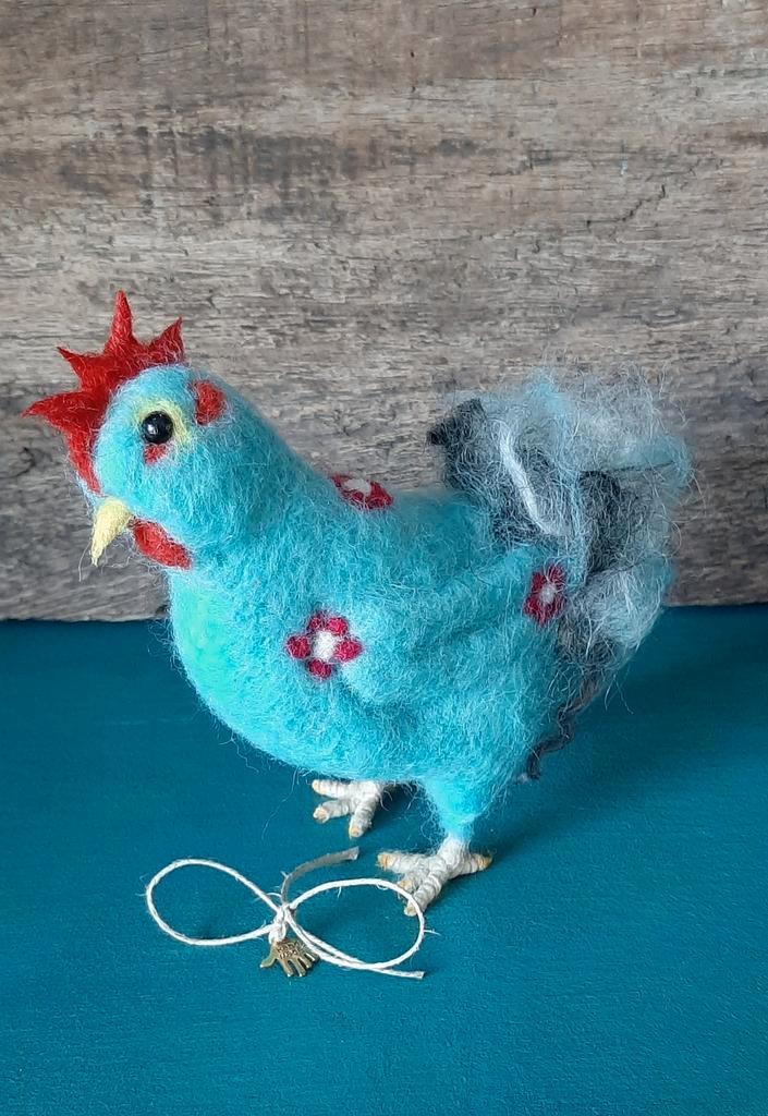 Genaaldvilte kip in kleurrijke wol naaldvilten handgemaakt, Hobby en Vrije tijd, Vilt, Nieuw, Overige typen, Wolvilt, Ophalen of Verzenden