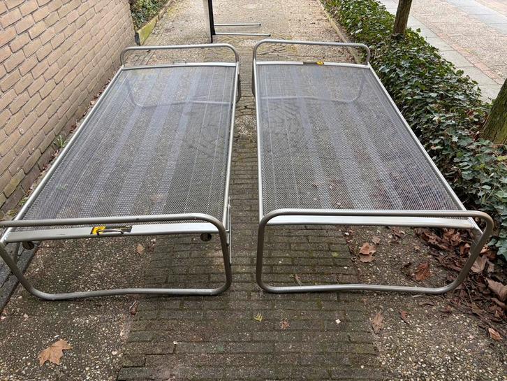 2 vintage robuuste onderschuifbedden + 2 matrassen, Huis en Inrichting, Slaapkamer | Bedden, Gebruikt, Eenpersoons, 90 cm, Metaal