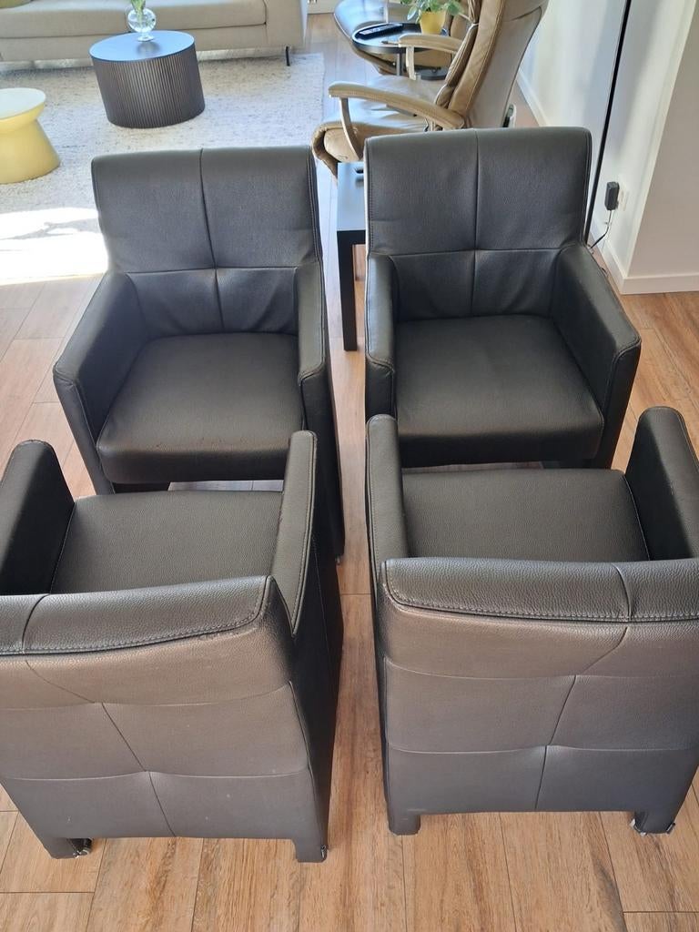 Vier zwarte eetkamerstoelen / eetkamerfauteuils op wieltjes, Huis en Inrichting, Stoelen, Ophalen, Gebruikt, Zwart, Leer
