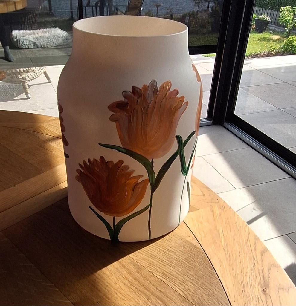Handbeschilderde vaas met tulpen in warme tinten, Ophalen of Verzenden