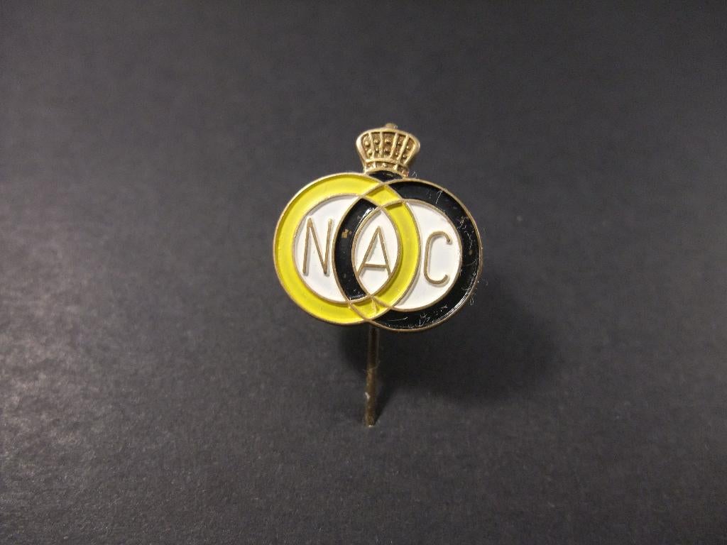 NAC Breda voetbalclub logo met goudkleurig kroontje, speld, Verzamelen, Speldjes, Pins en Buttons, Ophalen of Verzenden, Gebruikt