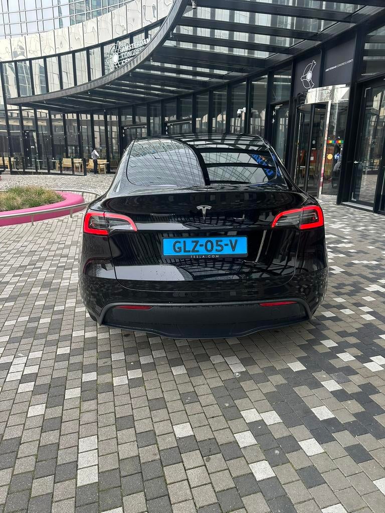 Tesla Model Y 2024 Zwart (lease overname mogelijk), Auto's, Tesla, Automaat, Achterwielaandrijving, 495 min, Origineel Nederlands