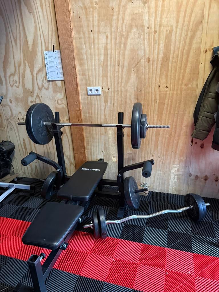 Gorilla sports universele halterbank met gewichten., Sport en Fitness, Ophalen, Gebruikt, Fitnessbank