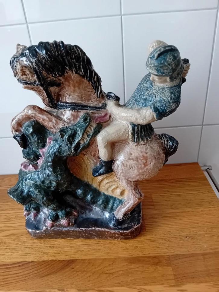 JORIS EN DE DRAAK BEELD VAN BEESEL ZOUT.GLAZUUR, Antiek en Kunst, Antiek | Keramiek en Aardewerk, Ophalen of Verzenden