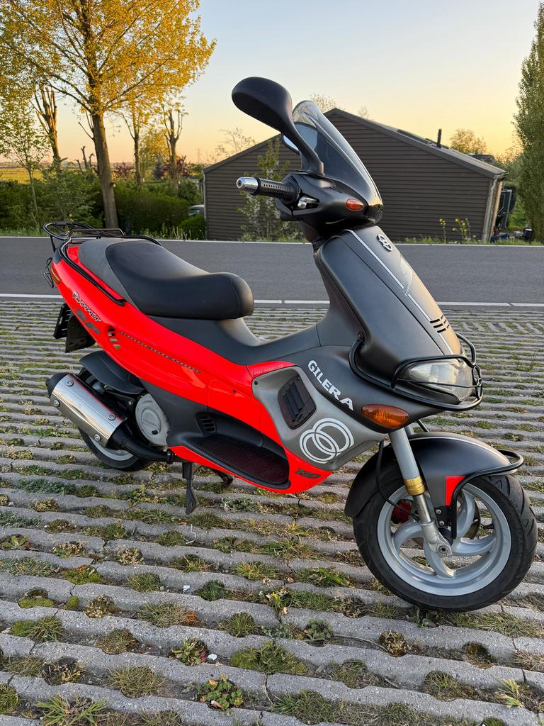 Gilera runner fluo rosso dd 180cc A1, Fietsen en Brommers, Scooters | Piaggio, Zo goed als nieuw, Overige modellen, Tweetakt, Ophalen