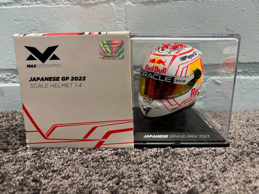 Max verstappen helm 1:4 japan 2023, Verzamelen, Automerken, Motoren en Formule 1, Ophalen of Verzenden, Zo goed als nieuw, Formule 1