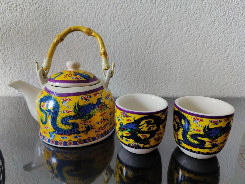 Prachtige Oosterse theepot met twee kopjes - Drakenmotief, Huis en Inrichting, Keuken | Servies, Zo goed als nieuw, Kop(pen) en/of Schotel(s)
