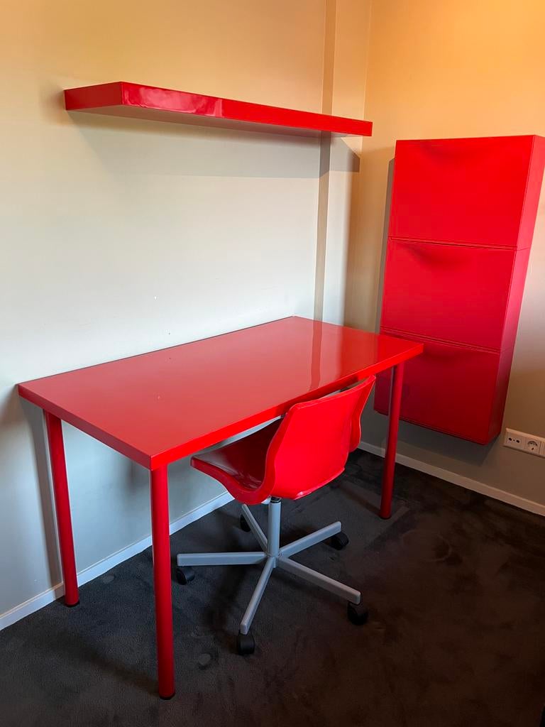 Kinderbureau met accesoires rood, Huis en Inrichting, Bureaus, Ophalen of Verzenden, Zo goed als nieuw