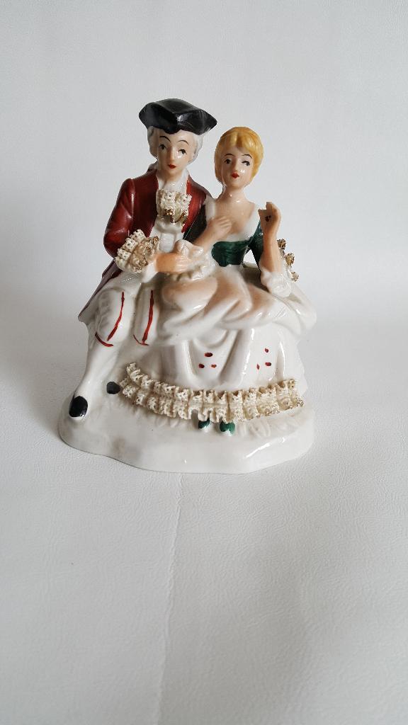 Porseleinen beeldje man vrouw met kanten randen jas en jurk, Ophalen, Zo goed als nieuw, Mens