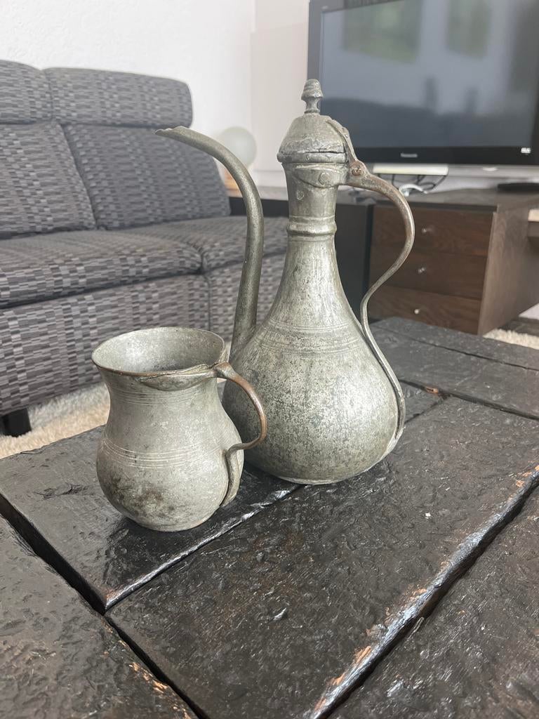 Antieke metalen kan met beker en vaas, Ophalen of Verzenden