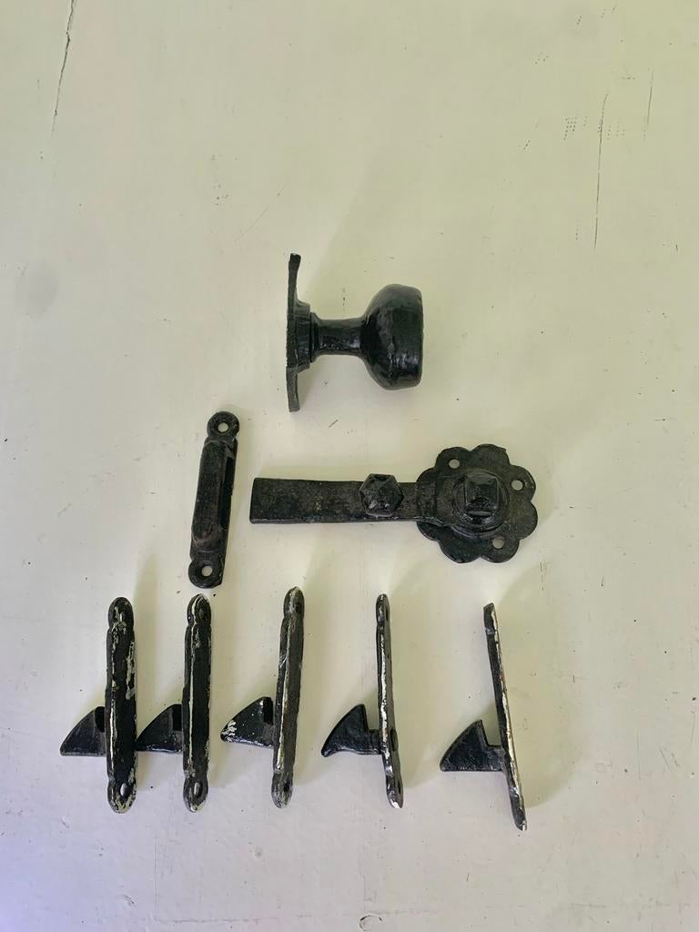 8 stuks gietijzer hang en sluitwerk; zwaar, Ophalen of Verzenden, Zo goed als nieuw, Overige typen