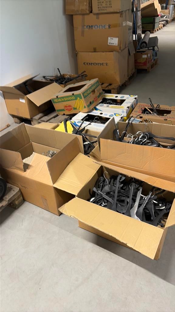 Partij gratis af te hslen kleding hangers, Ophalen, Zo goed als nieuw