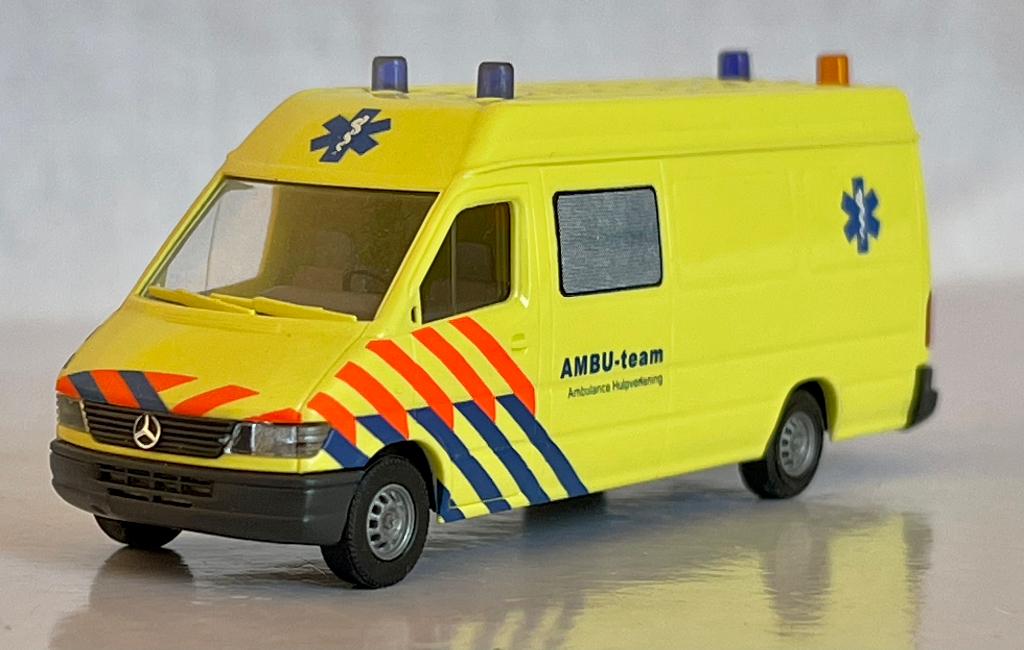 BUSCH: Mercedes Sprinter AMBU-team Ambulance Hulpverlening, Hobby en Vrije tijd, Modelauto's | 1:87, Ophalen of Verzenden, Zo goed als nieuw