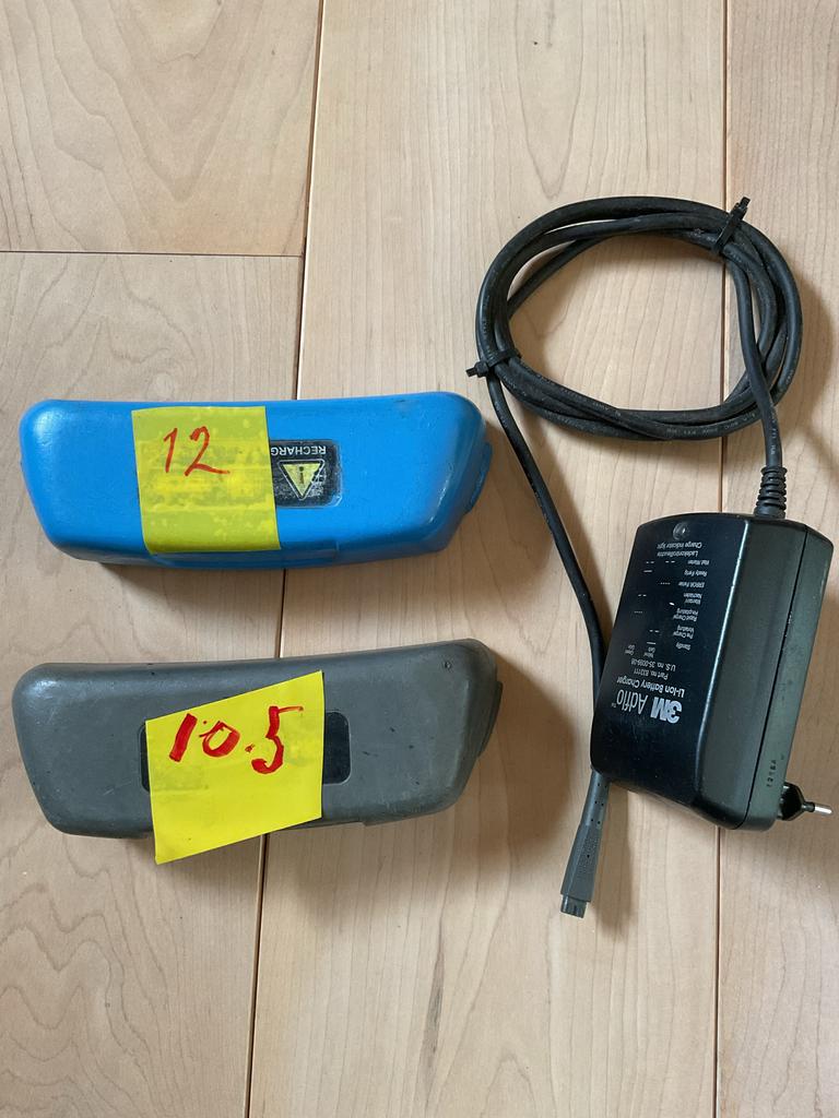 Twee batterijen met lader voor adflo, Doe-het-zelf en Verbouw, Laskappen, Ophalen of Verzenden, Gebruikt