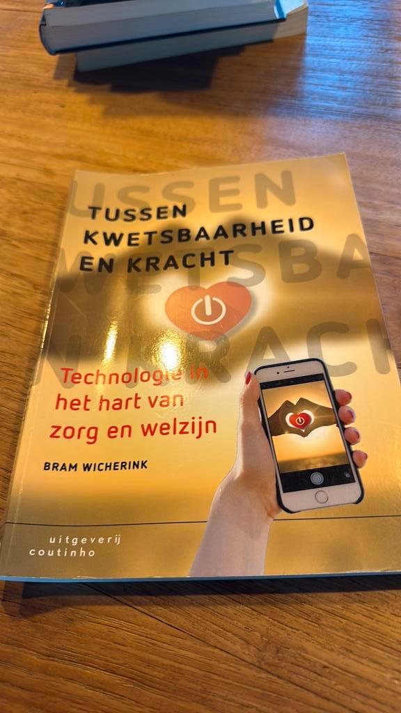Bram Wicherink - Tussen kwetsbaarheid en kracht, Boeken, Studieboeken en Cursussen, Zo goed als nieuw, Ophalen