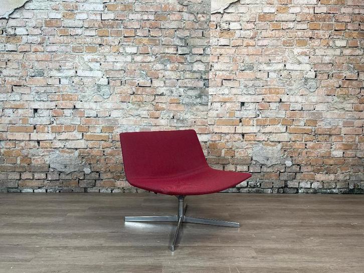 Arper Catifa 60 Lounge Chair rood bij TheReSales, Huis en Inrichting, Fauteuils, Zo goed als nieuw, Stof, 50 tot 75 cm, 75 tot 100 cm