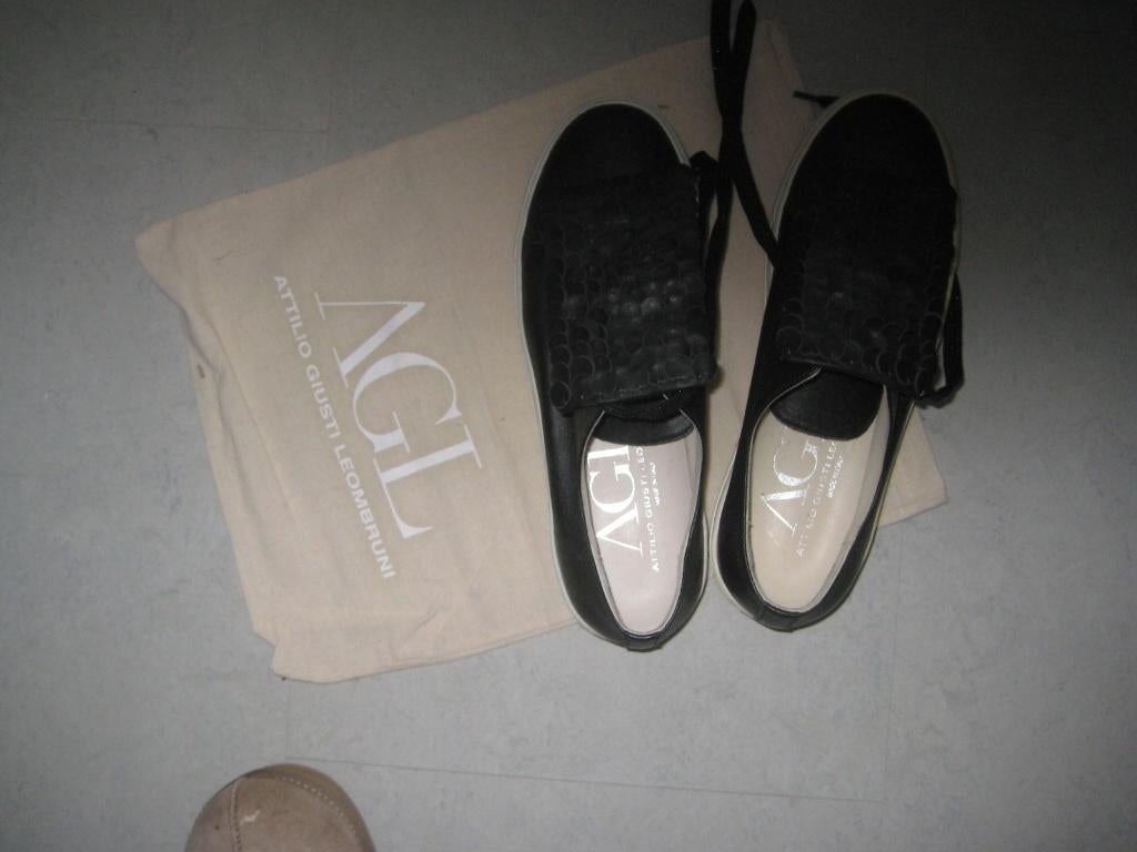 AGL slip on, Zwart, Ophalen of Verzenden, Sneakers of Gympen, Zo goed als nieuw