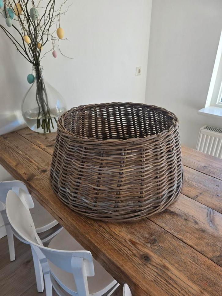 Ronde rieten mand voor pot of kerstboomstandaard, Huis en Inrichting, Woonaccessoires | Schalen en Manden, Gebruikt, Mand, Rond