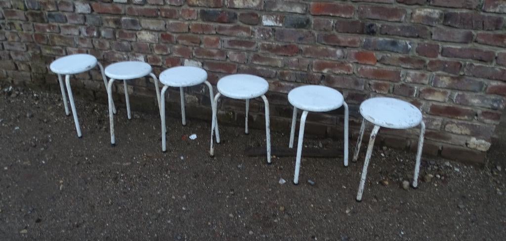 kleine krukjes kruk krukken uit school schoolkruk, Ophalen