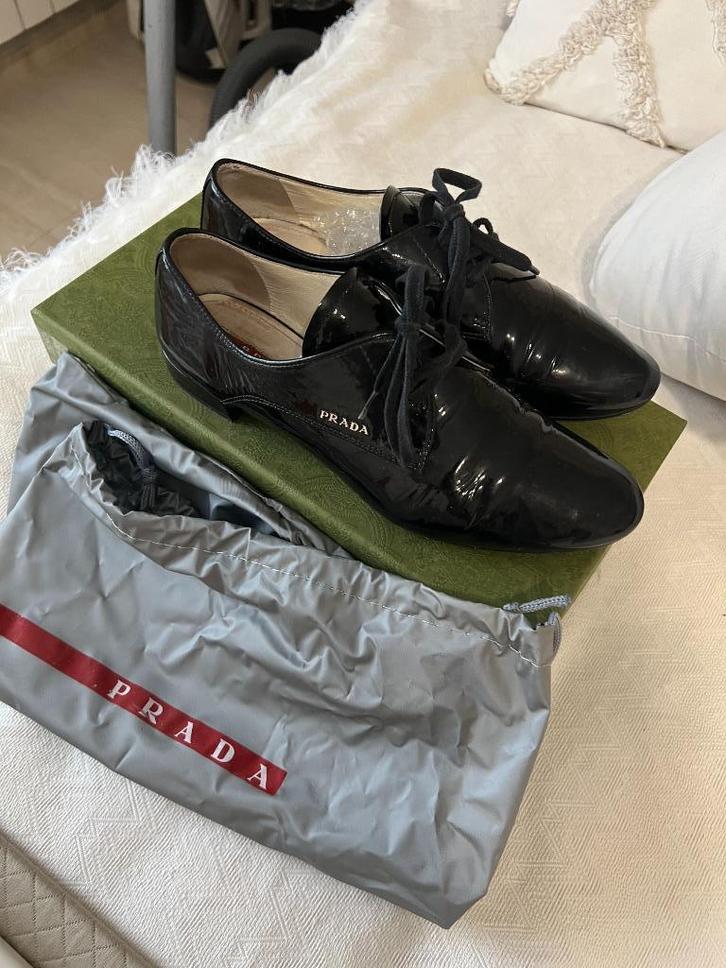 Prada zwarte lakleer lage schoenen ORIGINEEL !, Kleding | Dames, Schoenen, Zo goed als nieuw, Instappers, Zwart, Verzenden