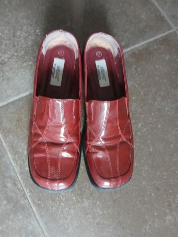 Rode lakschoenen van Ariane in maat 41. beschikbaar voor biedingen