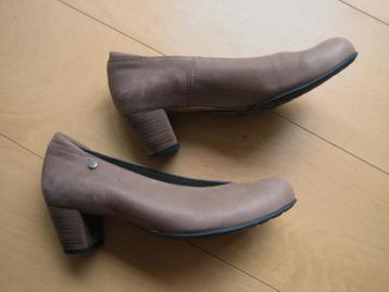 Zeer comfortabele taupe leren pumps WOLKY 40 snazzeys beschikbaar voor biedingen