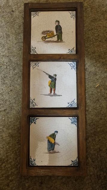 Oude tegeltjes in houten frame beschikbaar voor biedingen