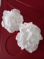Gratis 2 decoratieve rozen met dauwdruppels wit, Ophalen of Verzenden, Wit, Overige materialen